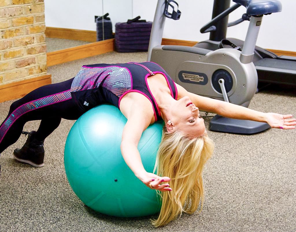 staerox's tweet photo. Never underestimate the power of a good stretch after a workout! Especially if youโre not 20 anymore. Helps your joints & avoids muscle injury. It also helps relieve stress! So make sure you dedicate 10min pre/post workout to looking after your body! #fitover40 #staefit https://t.co/vVoK5RM7YA
