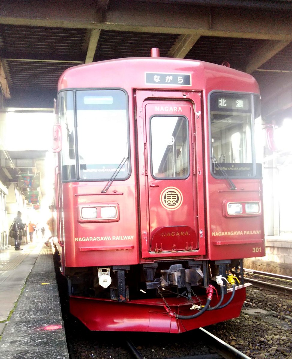 鉄塔武蔵野線 本日2つ目は 長良川鉄道の ながら 鮎号ランチ へ お馴染みの水戸岡デザイン 車内アナウンスが微妙だったが 天気良く 車窓は最高 長良川鉄道は 木造駅舎がずいぶん残っていて 郡上八幡駅のレトロっぷりはホンモノだった 鉄塔武蔵野線 本日2つ目は 長良川鉄道の ながら 鮎号ランチ へ お馴染みの水戸岡デザイン 車内アナウンスが微妙だったが 天気良く 車窓は最高 長良川鉄道は 木造駅舎がずいぶん残っていて 郡上八幡駅のレトロっぷりはホンモノだった
