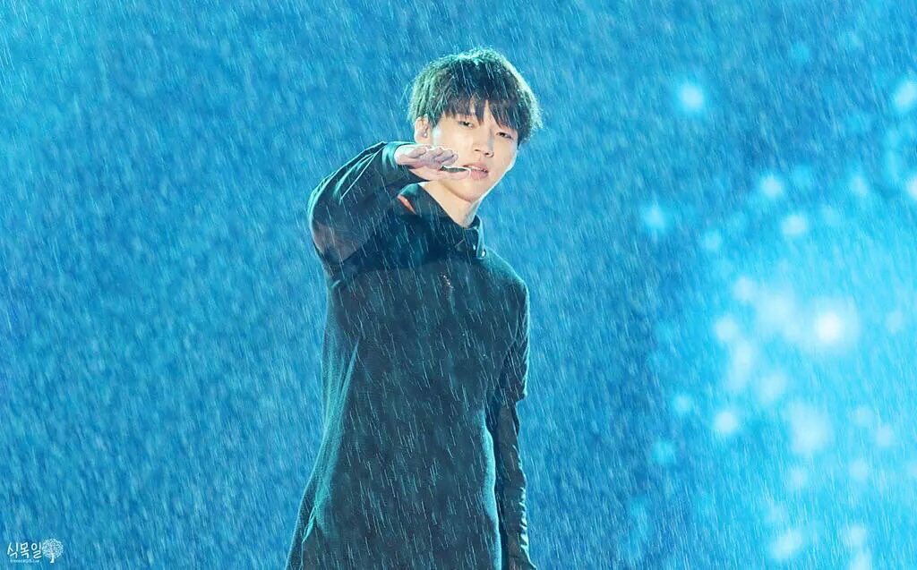 [d-546]tb to that time when woohyun tried sheltering inspirits from the rain :')