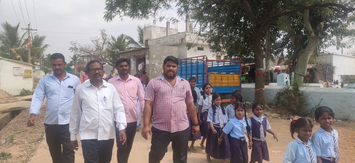 Julapallysarpa1's tweet photo. *గండీడ్ మండల పరిధిలోని #జూలపల్లి గ్రామ లో పాథమిక ఉన్నత పాఠశాల విద్యార్థులతో సర్పంచ్ కిరణ్ కుమార్ రెడ్డి  ర్యాలీనిర్వహించిఅవగాహనాకల్పించారు.ఈకార్యక్రమంసెక్రటరీకేశవులు,ఉపసర్పంచ్రాజు..#kiranreddysarpanch @VSrinivasGoud  @DPOMBNR @Collector_MBNR @DrRanjithReddy #Julapally https://t.co/JWY1xL0s2n