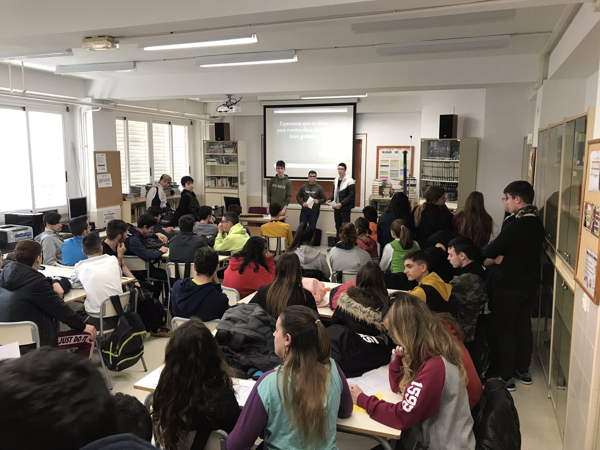 Raul_ef's tweet photo. Durante la Semana cultural del #iespm en #edufis se ha hablado mucho sobre alimentación saludable.         Un aprendizaje servicio de 1ºBach a 3ºEso. @Midietacojea #pechakucha https://t.co/AT3QZVD1HP