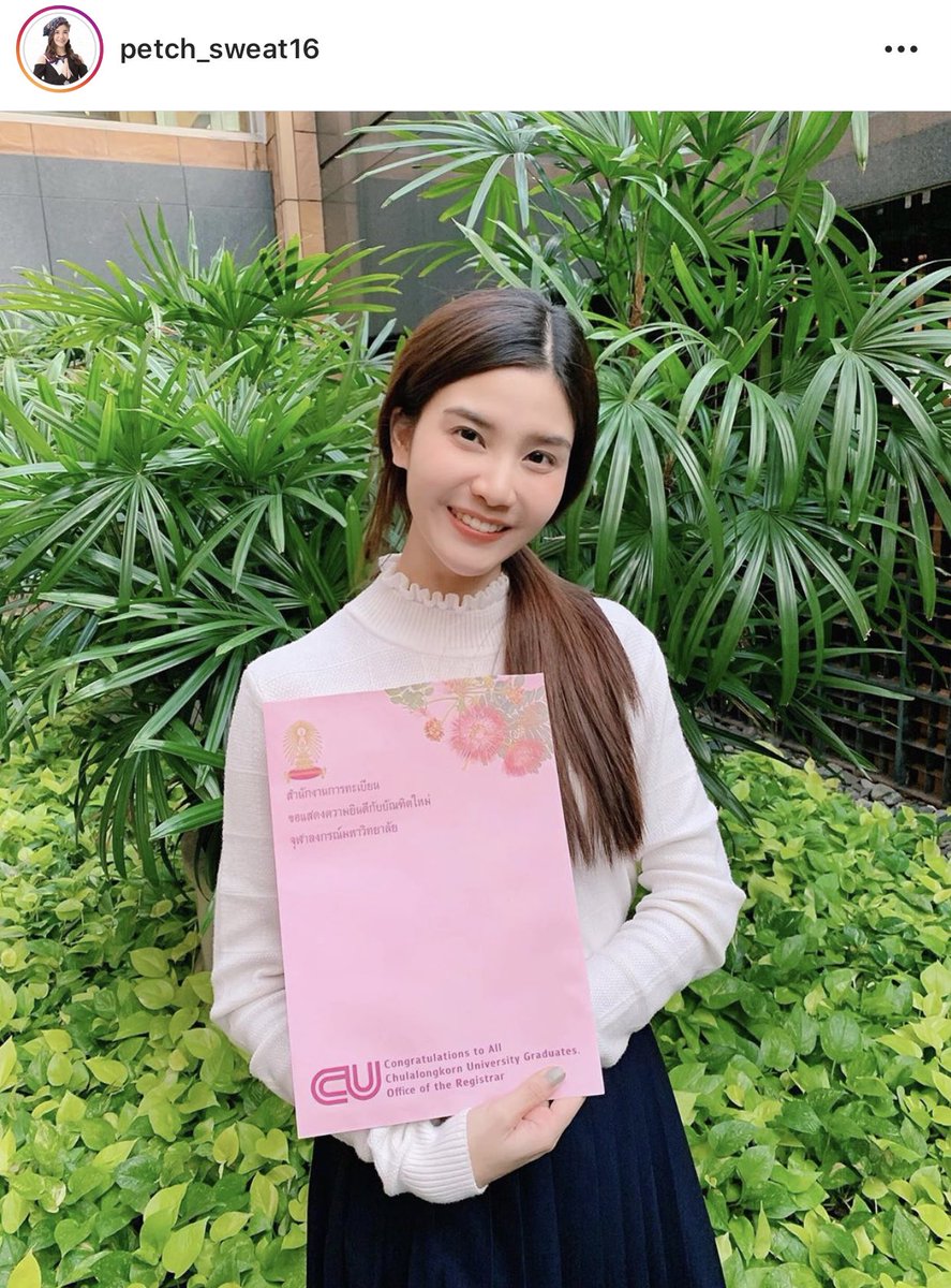 urfavgirlalways's tweet image. พี่เพชรเขาแน่ เขาแน่ตลอด
ทำงานกระทรวงการต่างประเทศไปพร้อมเรียนโท รัฐศาสตร์จุฬา ไปพร้อมการเป็นไอดอล ล่าสุดจบโทแล้ว องหญิงแห่งวงการแบ่งเวลาที่แท้จริง 
congratนะคะ ㅠㅠ #PetchSweat16