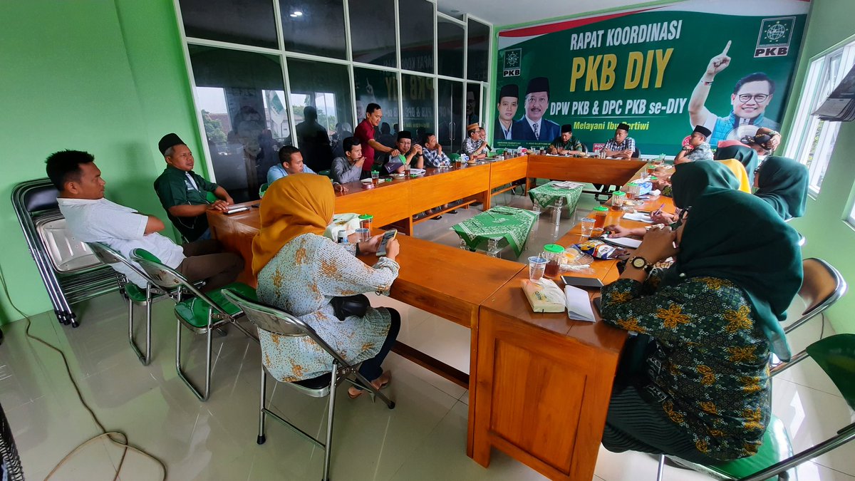 dpwpkbdiy's tweet photo. Rapat Pleno DPW PKB DIY dengan Agenda:

1. Pembahasan Program Kerja Tahun 2020
2. Persiapan Sosialisasi Program FPKB kepada NU,  Kader &amp; Konstituen
3. Dll.

Hadir Ketua DPW PKB DIY @agus_djogja Sekretaris DPW PKB DIY @UmaruddinM Sekretaris Dewan Syuro DPW PKB DIY @AslamRidlo dll. https://t.co/O09lbonLjQ