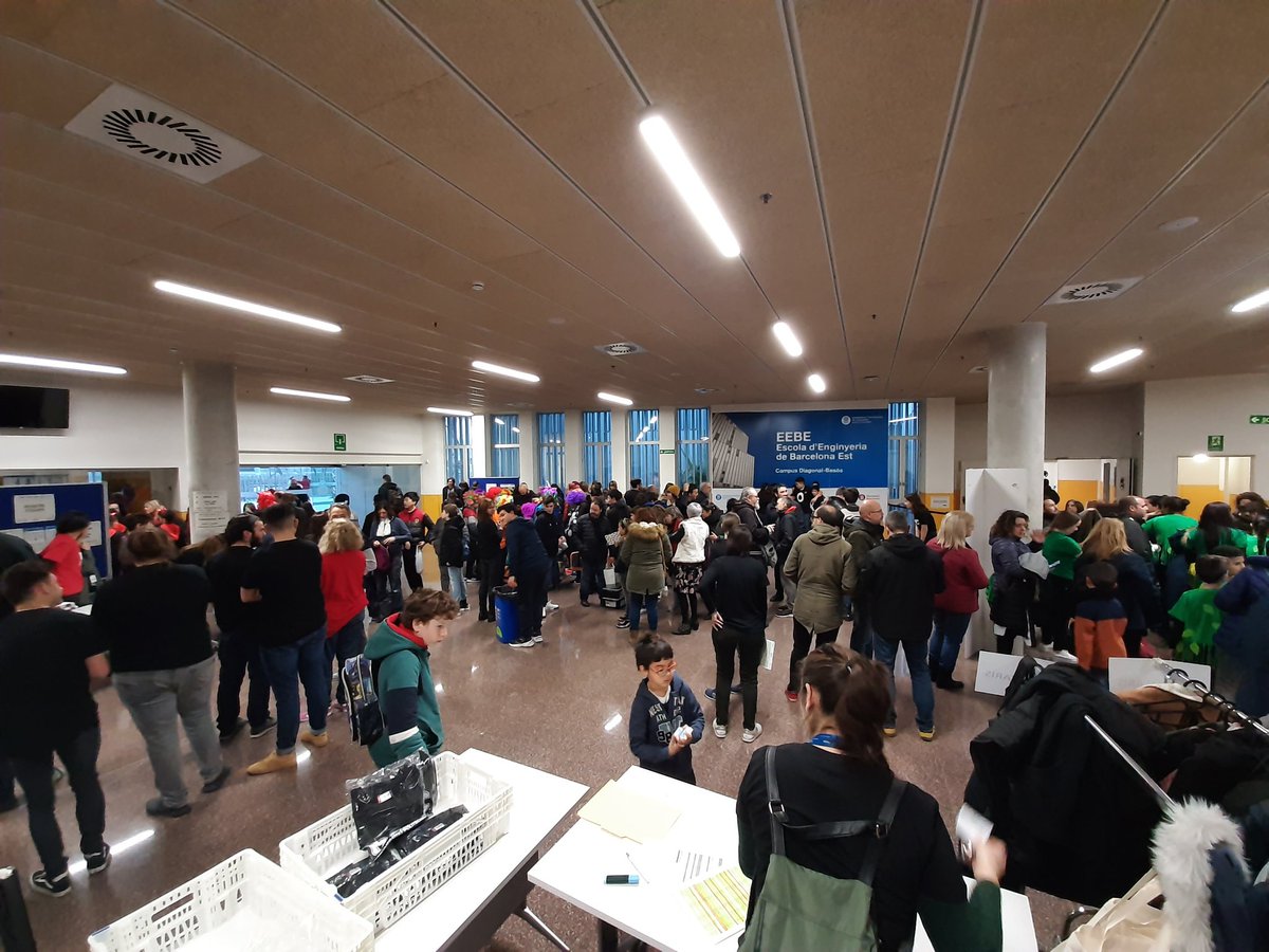 EEBE_UPC's tweet photo. Ja comencen a arribar els equips per gaudir de la #FLLUPC ! #morethanrobots @firstlegoleague https://t.co/WNuQPLInPZ