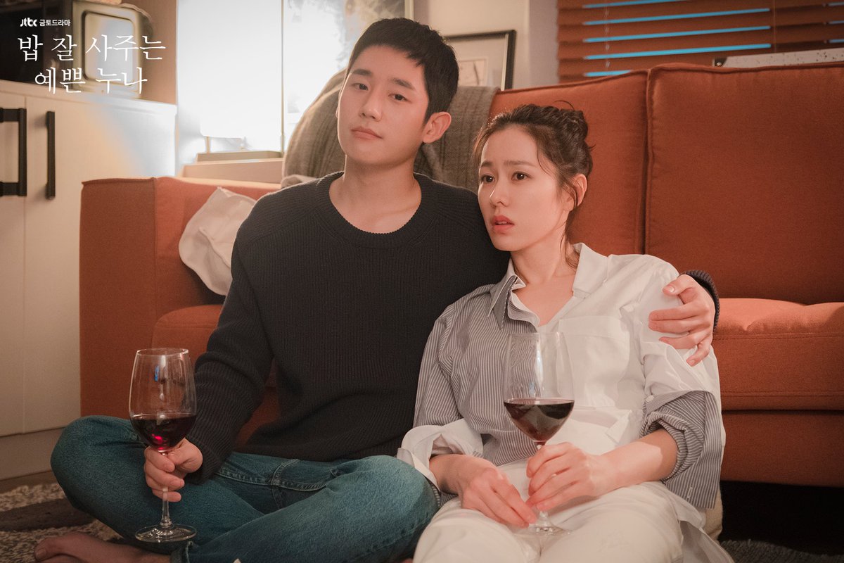 24. the great visuals of Joon Hee and Jin Ah in  #SomethingInTheRain (2018) #SonYejin #JungHaeIn