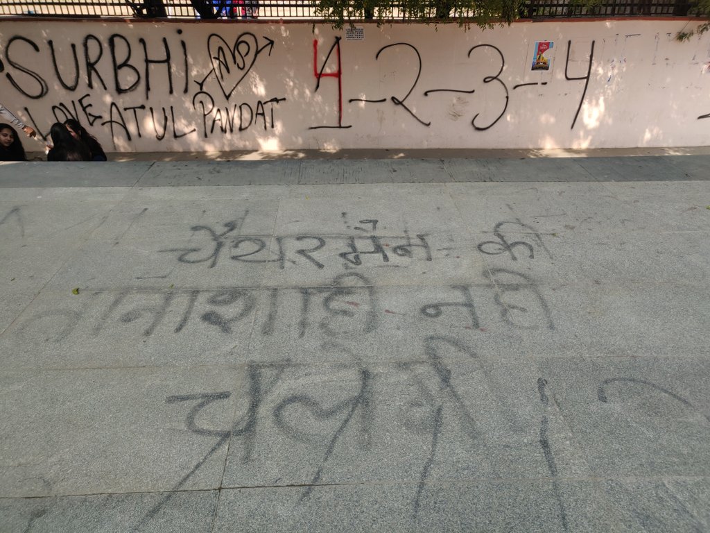 DelhiSentry's tweet photo. "The best part about educated youth is that they leave their mark."

Unwanted graffiti at Common wall of JLN stadium metro station (@OfficialDMRC ) and Dayal Singh College (@DelhiUniversity )
Can we have it removed?? https://t.co/OASRiMQ1Wq