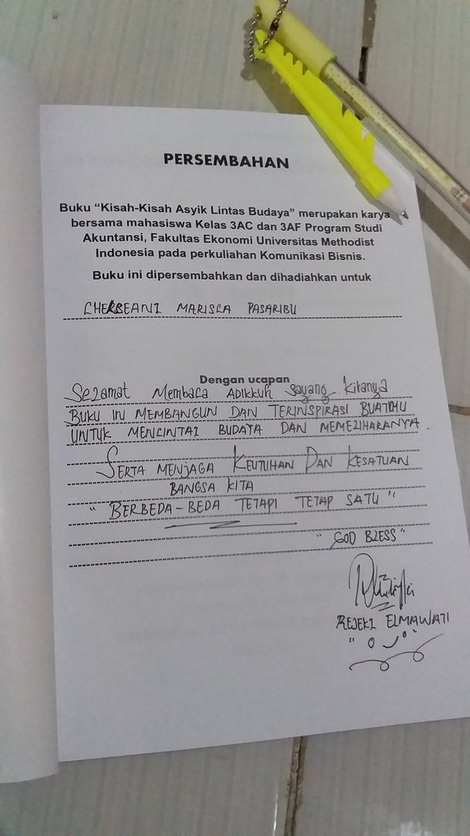 ElmaRejeki's tweet photo. KISAH -KISAH ASYIK LINTAS BUDAYA (buku  hasil karangan mahasiswa methodist/Mata kuliah komunikasi bisnis semester 3 )#Feumimedan 
#Umimedan @Winartozip @RatihPanjaitan @RajaTarida @riosaragih16 @imanueljou https://t.co/zTxaWKUJ3Y