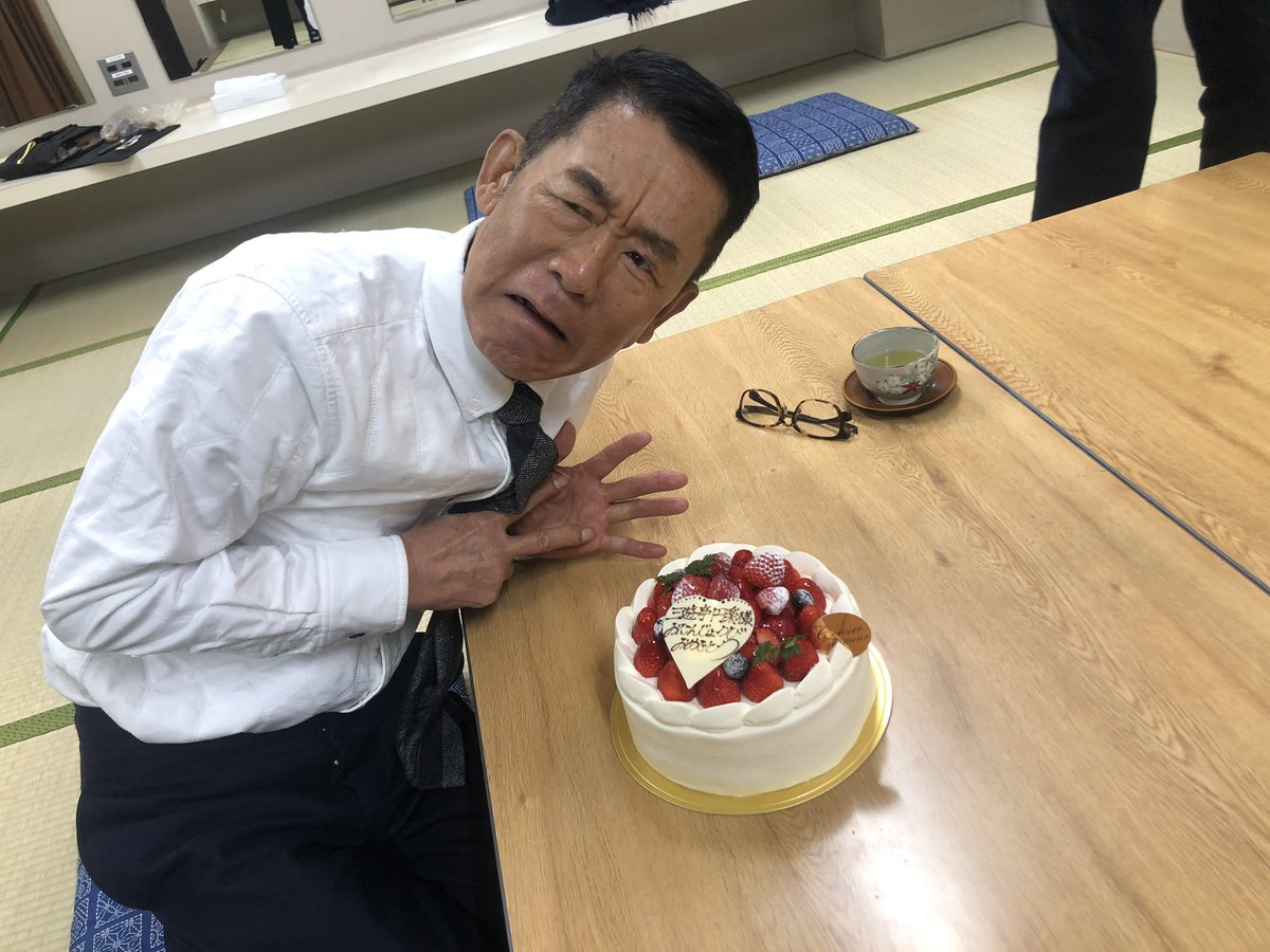 林家キリん 木りん 今日は犬山で木久扇 円楽二人会 そして今日は円楽師匠の70歳のお誕生日でした 喜んで頂けて良かった 落語 円楽 師匠 木久扇 林家木りん 犬山