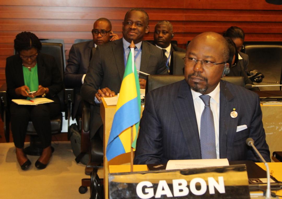 1/2: Participation du Ministre des Affaires étrangères à la réunion du Bureau du CAHOSCC (Comité des Chefs d'État et de gouvernement africains sur le Changement climatique) , au cours de laquelle il a, au nom du PR Gabon, transmis la présidence de ce Comité au PR Afrique du Sud.