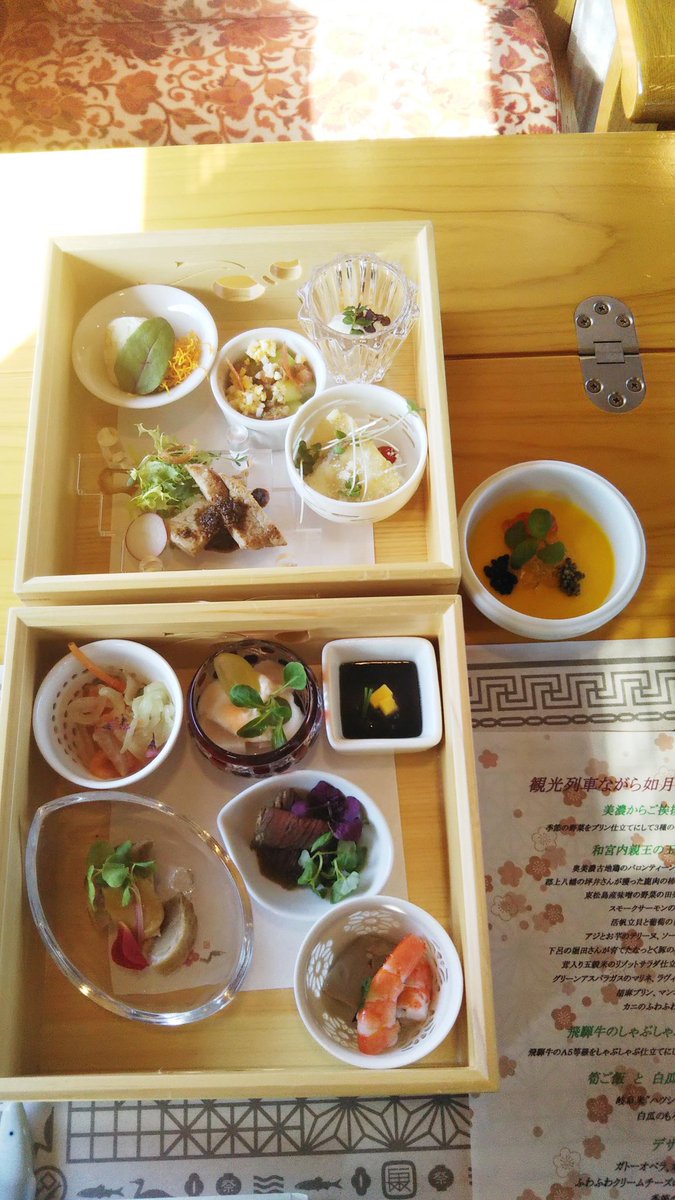 鉄塔武蔵野線 本日2つ目は 長良川鉄道の ながら 鮎号ランチ へ お馴染みの水戸岡デザイン 車内アナウンスが微妙だったが 天気良く 車窓は最高 長良川鉄道は 木造駅舎がずいぶん残っていて 郡上八幡駅のレトロっぷりはホンモノだった 鉄塔武蔵野線 本日2つ目は 長良川鉄道の ながら 鮎号ランチ へ お馴染みの水戸岡デザイン 車内アナウンスが微妙だったが 天気良く 車窓は最高 長良川鉄道は 木造駅舎がずいぶん残っていて 郡上八幡駅のレトロっぷりはホンモノだった