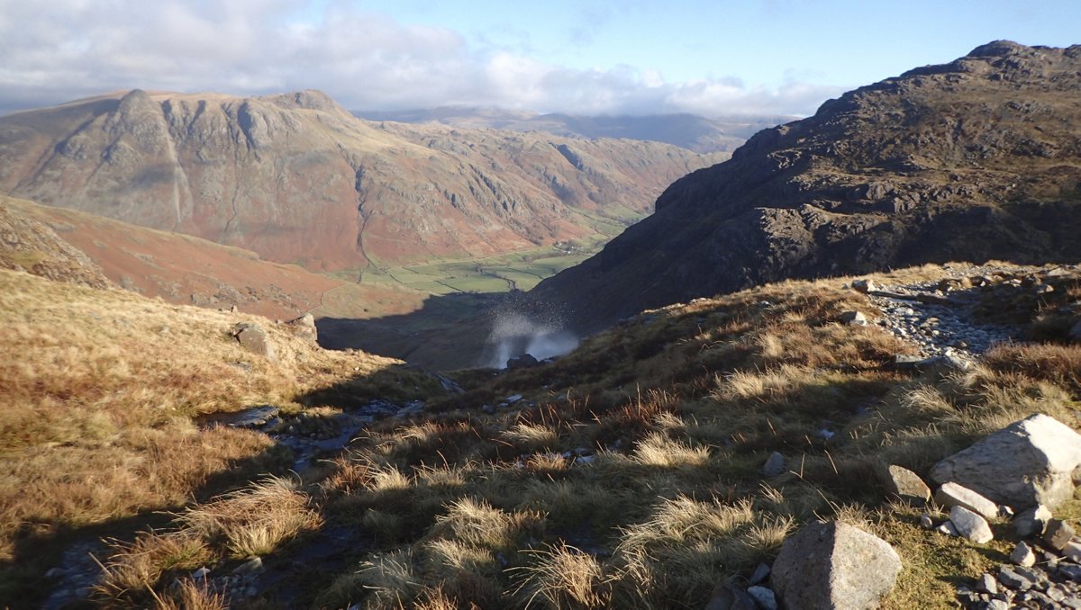 cumbriadotcom's tweet photo. The view  across to Langdale Pikes from the Crinkle Crags. With Browney Gill blowing back uphill. 

Photographer Alec Mamwell

https://t.co/a57XdJC0f8

#cumbriadotcom #langdalepikes #crinklecrags https://t.co/YNrPN2gyG1