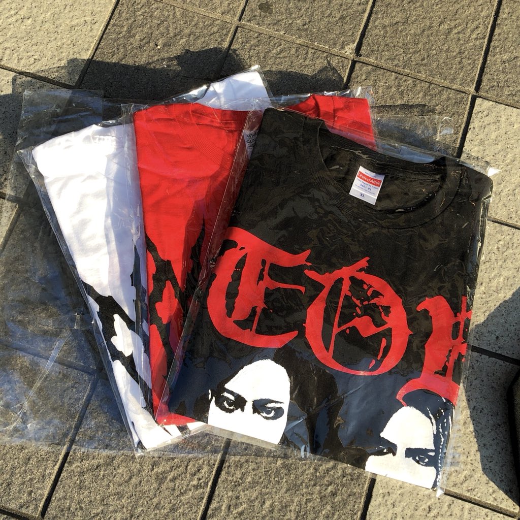 fairy_tale_0118's tweet photo. 物販、まだヤッてるかな🤔な時間に到着したら、まだセットのやーつがあったからお買いあげ🐈🐾🌈✨...♪*゚
当初のセットにカットTEEがプラスされていて、カレンダーも付いておーるよ🔥ॣ川ʘДʘ川 ॣ🎸🔥なんだかんだ沢山になってもーた( ̄▽ ̄*) ・・・ァハハ
#大村バンド #MetalNation2019 #大村孝佳 https://t.co/fQzotSi3cI