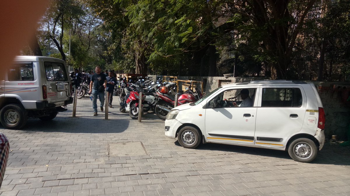 MehulThakkar_'s tweet photo. While we talk about #pedestrian accessibility, right next to @mybmc headquarters there are close to 50 bikes parked on footpath daily during weekdays. Should do something about it @mybmcWardA @MumbaiPolice. @AUThackeray #walkwithHT https://t.co/tIB18AS6fO