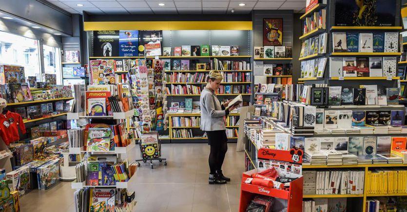 sole24ore's tweet photo. Via libera alla legge sul libro: ecco cosa cambia per i consumatori https://t.co/ewttY2ZU8S https://t.co/YKlHBbXSgI