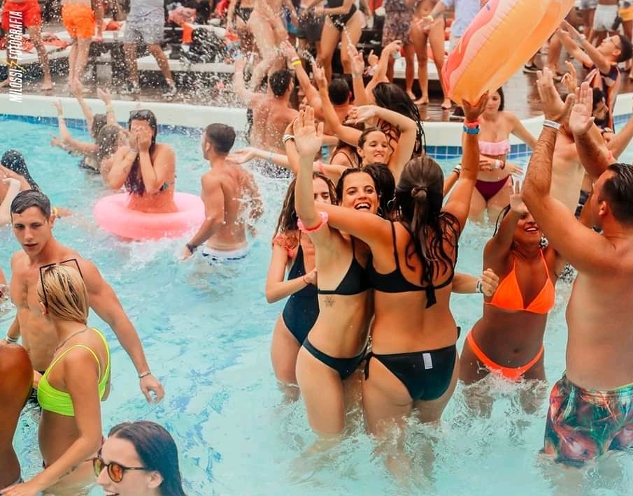 BeedgeLbh's tweet image. Think This Should be A Better Way to Celebrate "ChapGohMei"😁
Eat The Oranges &amp;amp; "Throw Yourself" into A Pool of "New Friends" 👏👏👏🎉🎉🎉  #traxxfm #traxxfmtwittergang #ChapGohMei @traxxfmofficial @radiogreenman @KKCLionHeart @lovelymegg @jojobebing @jezlai @opentoolbox8