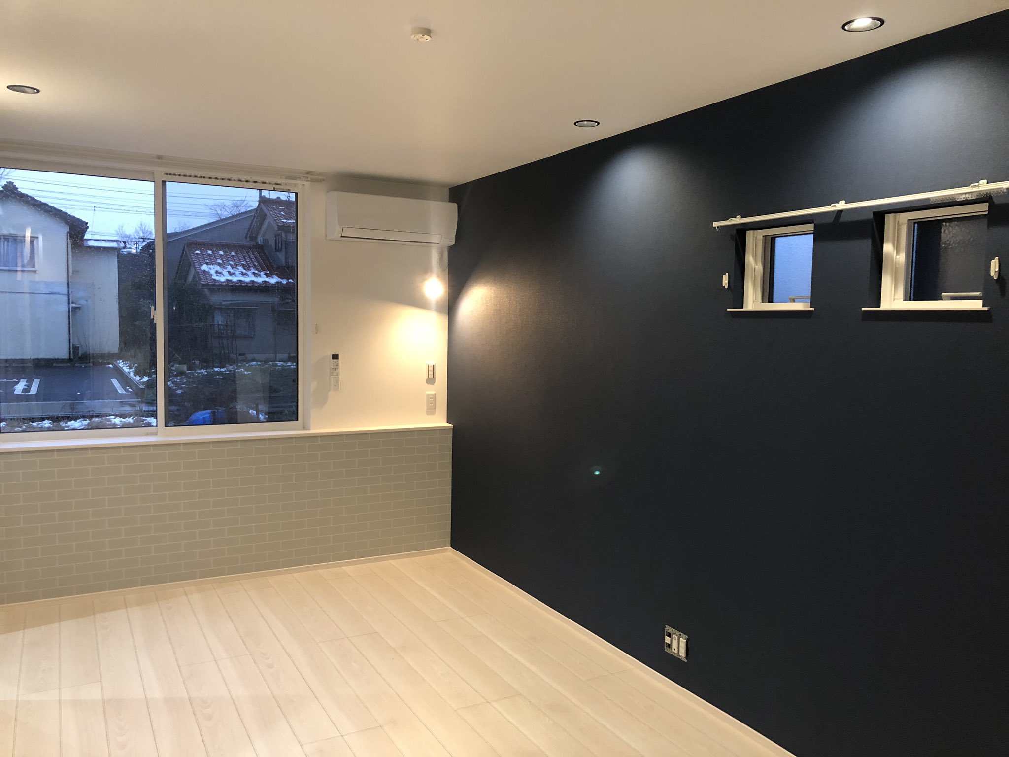 波乗りニーノ 今年の新築 壁紙暗すぎて圧迫感あるかと思ったけど養生取れて照明入ったらパリッと仕上がりました なかなか良い感じです