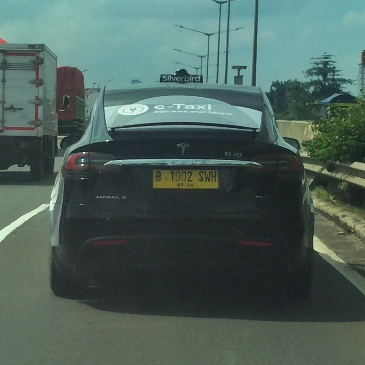 madjonk's tweet photo. Seeing this @Tesla model X on the road makes me want to order a @BlueBirdTaxi silver bird just to feel the ride in it 😄 https://t.co/5Hj4qfWqu9