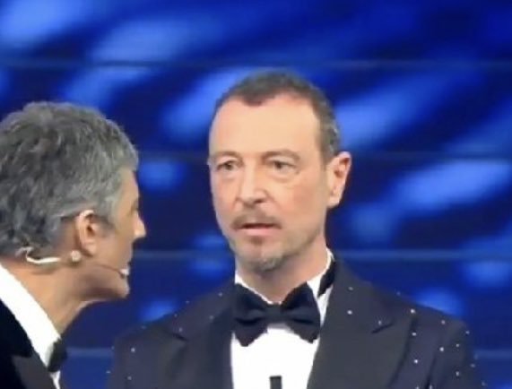 Morgan cambia il testo della canzone e Bugo offeso scappa via dal palco.

⚠️ Amadeus.exe ha smesso di funzionare. ⚠️ #Sanremo2020