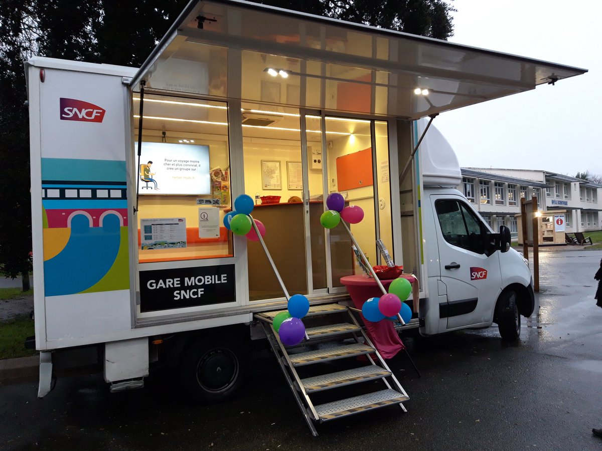 sophielebatteux's tweet photo. Venez nous rencontrer @lajoliverie aux portes ouvertes, sur notre #gareMobile TER, Sandrine et Hivi vous a
ttendent pour échanger sur vos solutions de mobilités pour la rentrée 2020 🚂 @TERPays2LaLoire https://t.co/gC463ph7Mv