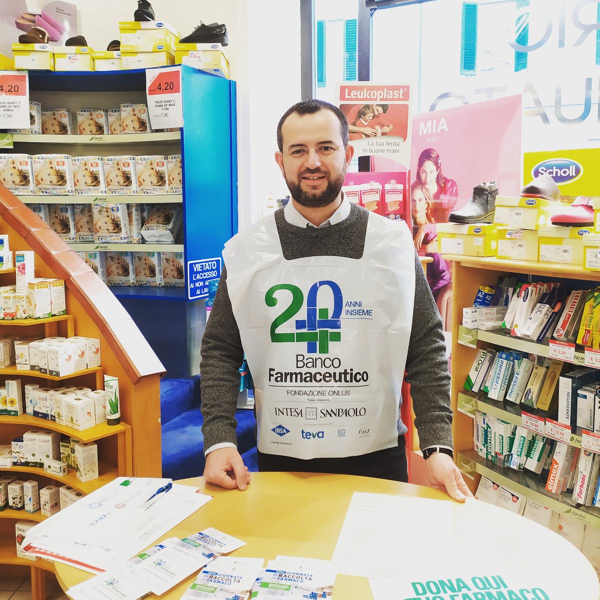 pellegiornale's tweet photo. Vieni in farmacia e dona un farmaco a chi ha bisogno. Perché nessuno debba più scegliere se mangiare o curarsi #GRF20 #8febbraio #bancofarmaceutico2020 https://t.co/srw2yyawPU