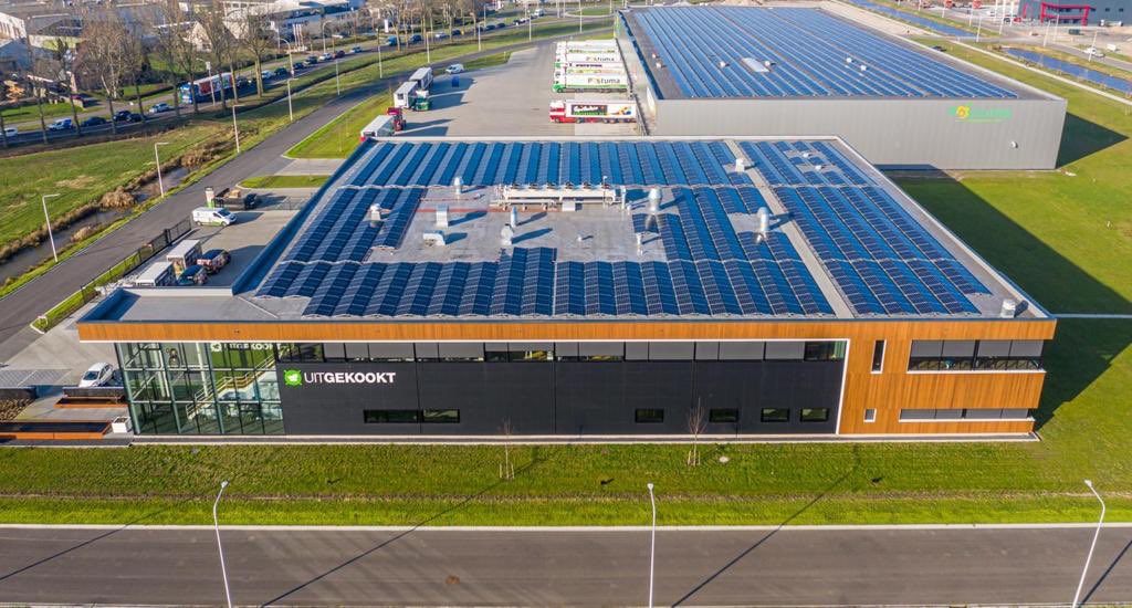 Hoe gaaf zijn deze luchtfoto’s van ons pand? Inmiddels is ons hele dak bedekt met zonnepanelen! Naast gasloos is ons pand nu extra energiezuinig 🌿