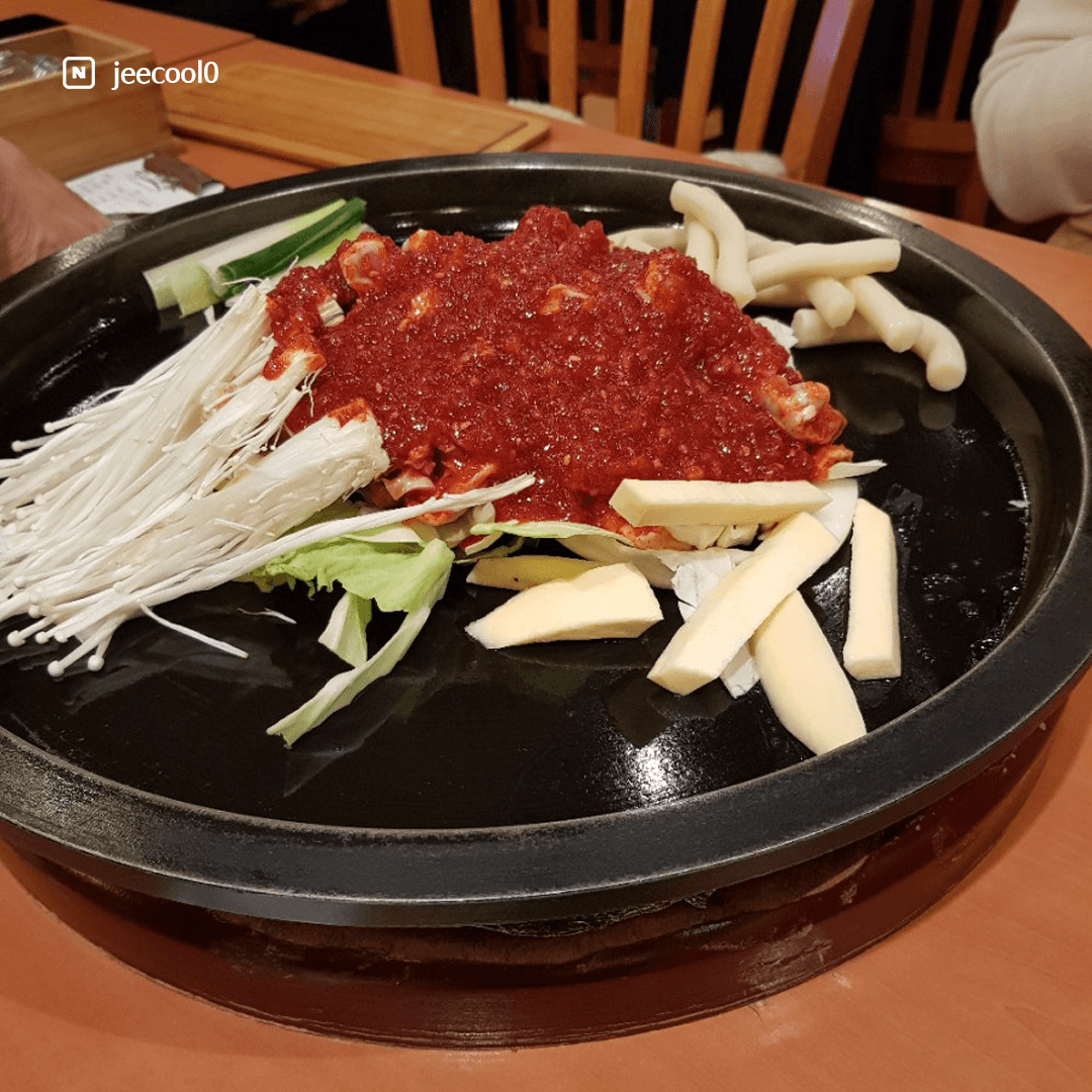 Startrip_korea's tweet photo. #동방신기 #유노윤호 가 방문한 닭갈비 맛집, #닭으로가 입니다❣️ 10년동안 자리를 지킨 압구정 닭갈비 집인데요👍 춘천 닭갈비와는 또 다른 매력이 있다고 합니다😁
#TVXQ #윤호 #윤호투어 #카시오페아투어 #캉투어 #덕질투어 #덕후투어 #셀핀 #celpin #셀핀으로_덕질할래 https://t.co/dq4dm8o9ky