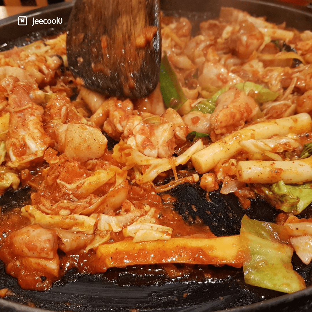 Startrip_korea's tweet photo. #동방신기 #유노윤호 가 방문한 닭갈비 맛집, #닭으로가 입니다❣️ 10년동안 자리를 지킨 압구정 닭갈비 집인데요👍 춘천 닭갈비와는 또 다른 매력이 있다고 합니다😁
#TVXQ #윤호 #윤호투어 #카시오페아투어 #캉투어 #덕질투어 #덕후투어 #셀핀 #celpin #셀핀으로_덕질할래 https://t.co/dq4dm8o9ky