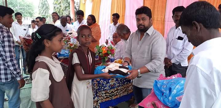 मराठवाडा शिक्षण प्रसारक  मंडळाच्या गंगामसला ता.माजलगाव  येथिल न्यू हायस्कूल येथे स्वामी ज्ञानचैतन्य महाराज यांच्या संकल्पनेतुन शालेय साहित्यवाटप कार्यक्रमाचे आयोजन करण्यात आले होते. त्या प्रसंगी विद्यार्थ्यांना शालेय साहित्य वाटप करताना