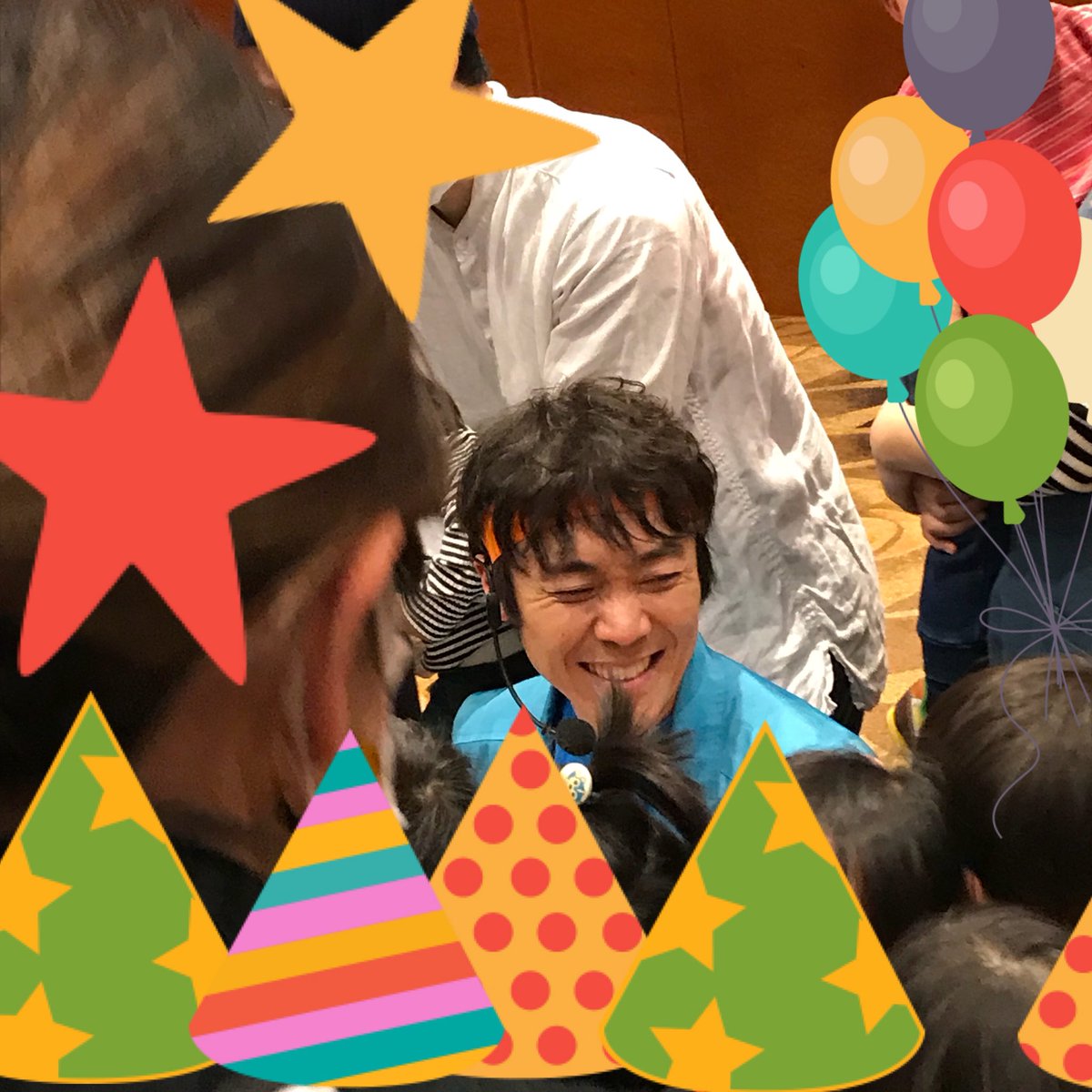 Nhyphen44023's tweet photo. 娘の『こぶじいさん!』に『ありがとう!』と返してくれたお兄さん。
写真撮影で、ひたすら顔押しまくる娘に、嫌な顔一つせず対応してくれたお兄さん。
優し過ぎるし、子どもの対応凄過ぎる😆
またやって欲しい!!
#よしお兄さん
#小林よしひさ
#Famiful https://t.co/EBrypMyS19
