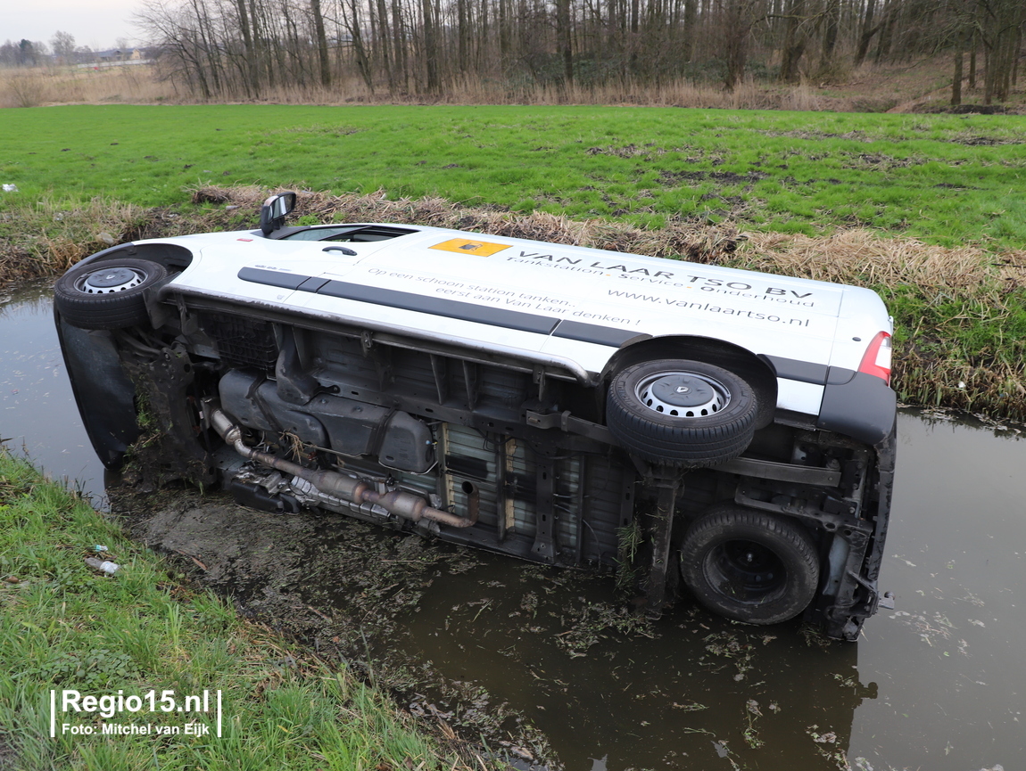 Busje te water op de #Noordweg in #Pijnacker. Bestuurder is ongedeerd. Berger <a href="/Vreugdenhil_/">Vreugdenhil Berging</a> gaat het busje bergen.