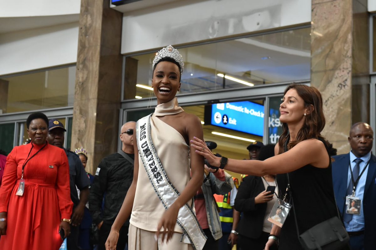 GovernmentZA's tweet photo. Welcome home 🇿🇦 @zozitunzi! Not even rain could stop jubilant fans from welcoming our #MissUniverse2019 at @ortambo_int #ZoziComeshome https://t.co/qXnSF01ZYX