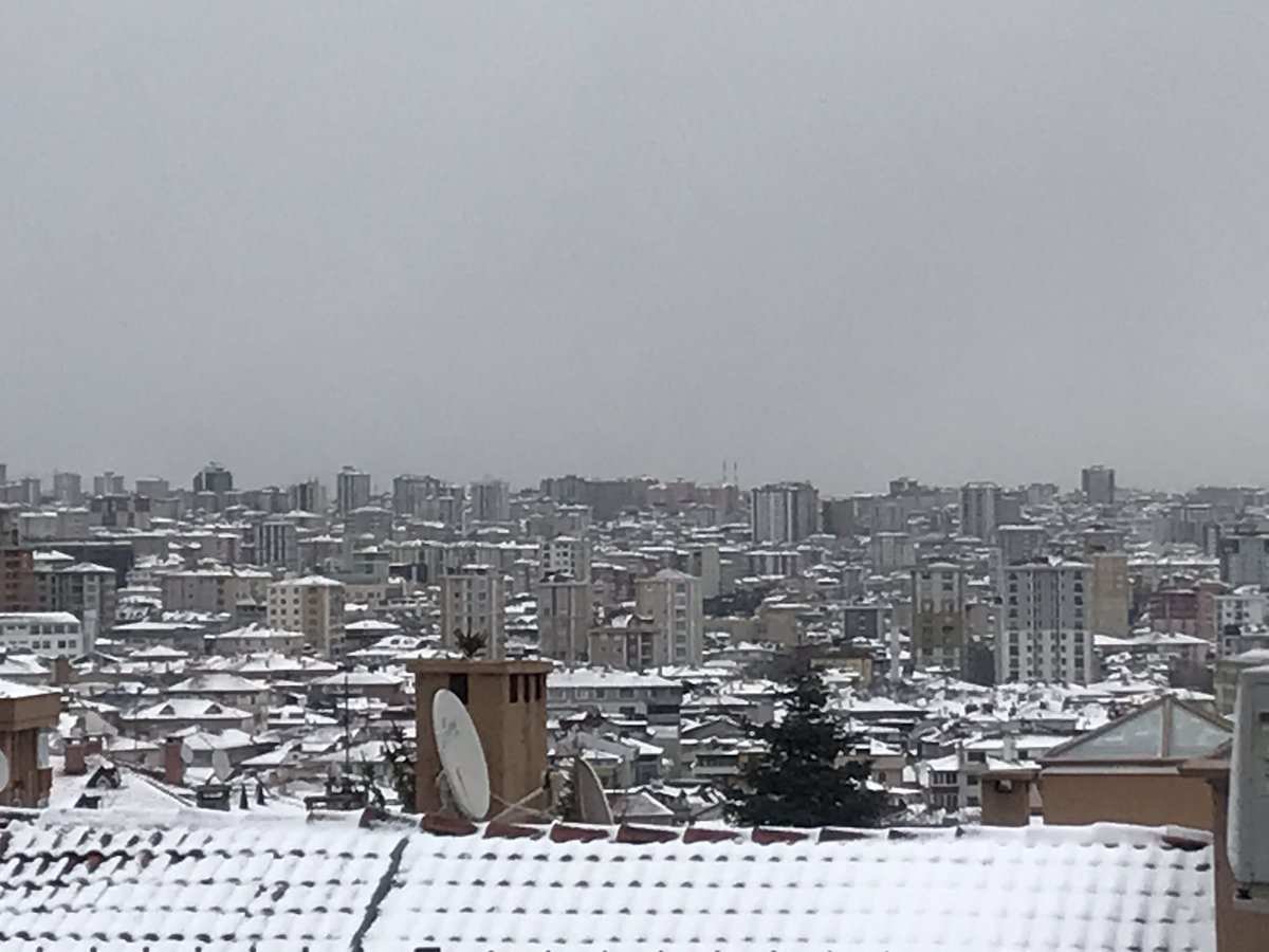 MerxasZanexb's tweet photo. Berbanga sibê ye
Berfê rê girtiye
Keça kê ye nizanim
Hîne şeş salî ye
Li dûr ve malê nêrî
Pîr û kal li ber dêrî
Kûçka wê, berxa wê
Hesretek da sêrî
#berf
#stanbol
#kurdi https://t.co/xa2CDCgKbV
