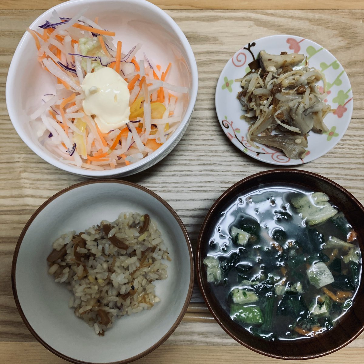 加藤マロリー 混ぜご飯は 写真右側の混ぜご飯の素 4種のきのこ を使用 2号に1瓶 モヤシとキノコには左の 食べる すき焼き で和えた 食べる すき焼きって 名前妙だよね すき焼きって食べるし やってることは かける すき焼き とか まぜる 加藤マロリー 混ぜご飯は 写真右側の混ぜご飯の素 4種のきのこ を使用 2号に1瓶 モヤシとキノコには左の 食べる すき焼き で和えた 食べる すき焼きって 名前妙だよね すき焼きって食べるし やってることは かける すき焼き とか まぜる