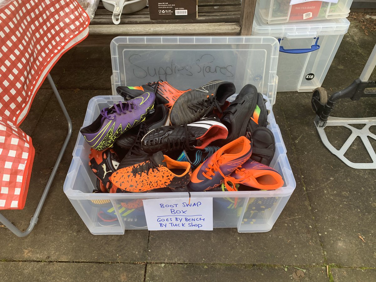 StarletsFC's tweet image. Tea bar is in full swing @Thomas_Alleynes for @YoungMindsUK. Boot swap shop up and running. No child should have to miss out on any sport due to personal circumstances #getthemplaying #daretobedifferent
