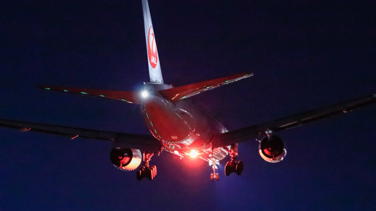 やまのクマさん در توییتر 夜の飛行機撮影ではアンチコリジョンライトが光った瞬間が狙い目 W 決まると嬉しいですなぁー 伊丹に着陸するjalの777を撮影 機体に滑走路の光が反射してカッコイイ 夜の飛行機は魅力的だよね Jal 夜の飛行機 日本航空