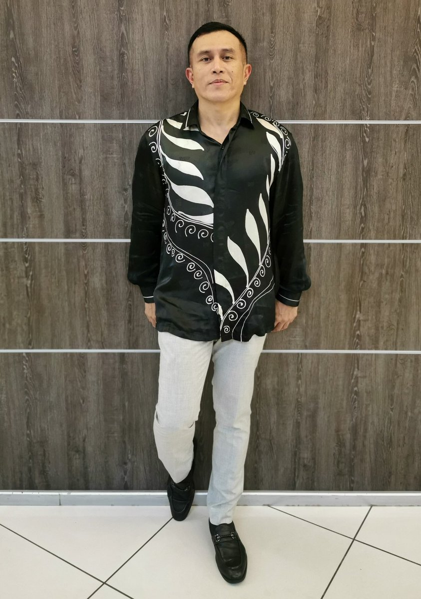 AbangOmar's tweet photo. #batik #kameja #hitamputih #blackandwhite #batikterengganu #sutera #silk #abangbatik #batiklukis #batikmalaysia
#instabatik #batikstagram https://t.co/9S3366BfAJ