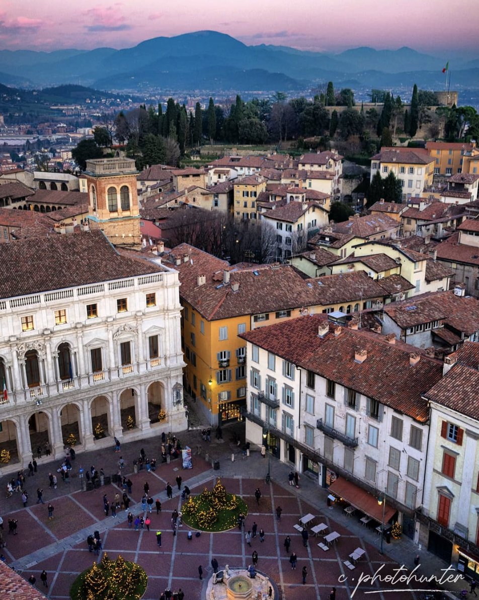 Des nuances de rose colorent le ciel au-dessus de la Piazza Vecchia.

Avez-vous déjà vu quelque chose de plus beau ? 🥰😍

bit.ly/36gFIZq

📍 Piazza Vecchia, ville haute de Bergame
📷 <a href="/c/">c</a>.photohunter

#visitbergamo #bergamojustamazing #enlombardie