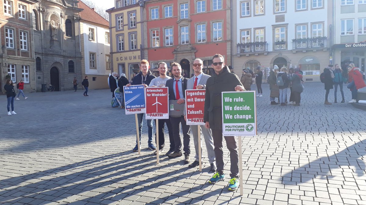 DiePARTEI_PB's tweet photo. We rule. We decide. We change.
Die PARTEI Paderborn war gestern auf dem traurigsten aller Geburtstage, dem 1-jährigen von Fridays for Future, unterwegs. Mehr unter https://t.co/52U1sFqZyi.
#DiePARTEI #DiePARTEIPaderborn #SchwarzÄrgern #FFF #PFF #PoliticiansForFuture #paderborn https://t.co/Mm6nnHeMBc