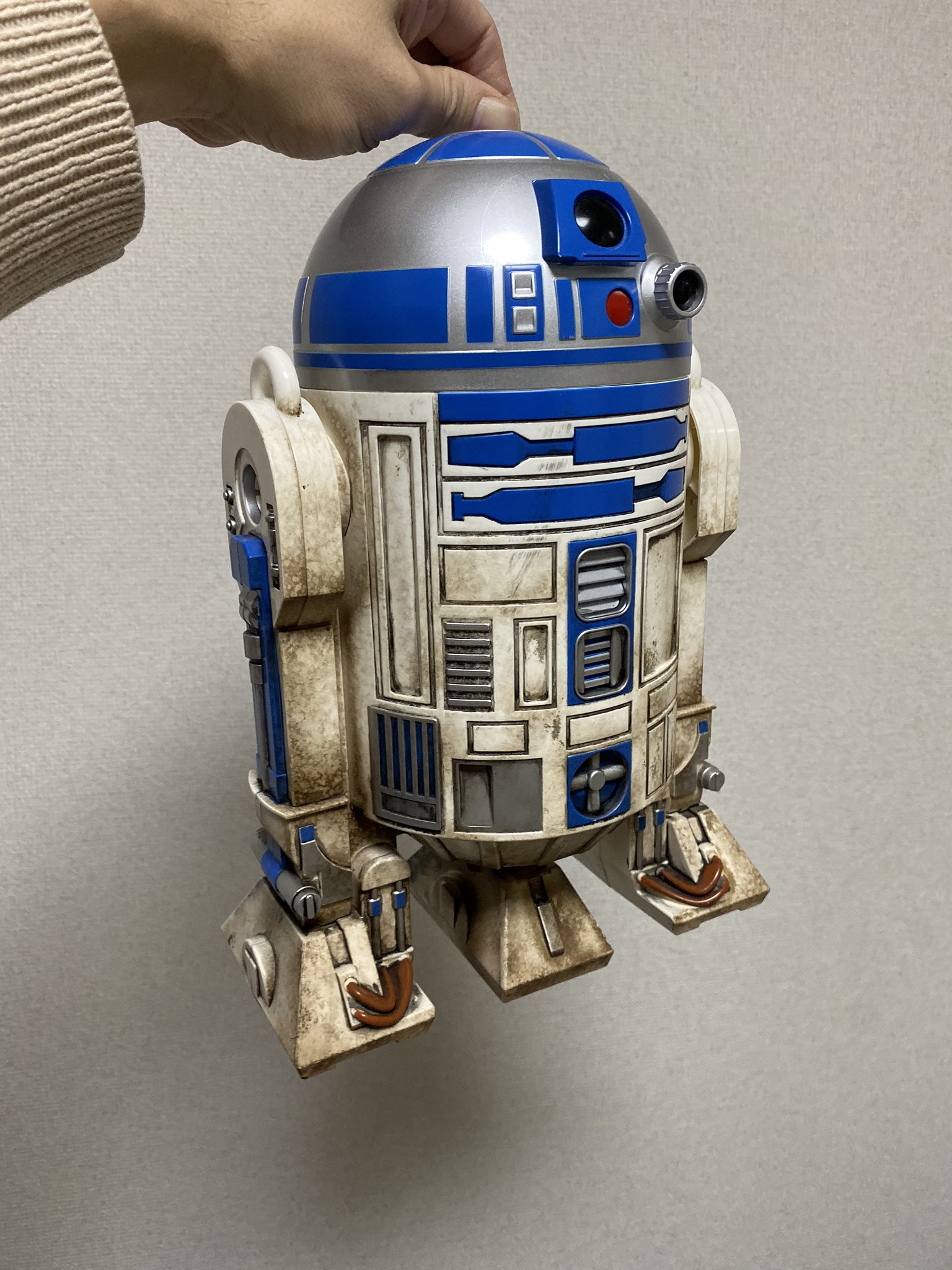 R ディズニーで売ってたr2のポップコーンバケツ汚してみました 新三部作のエイジングに寄せてます 海水が干上がって塩だけが残ったような汚れ R ディズニーで売ってたr2のポップコーンバケツ汚してみました 新三部作のエイジングに寄せてます 海水が干上がって塩だけが残ったような汚れ