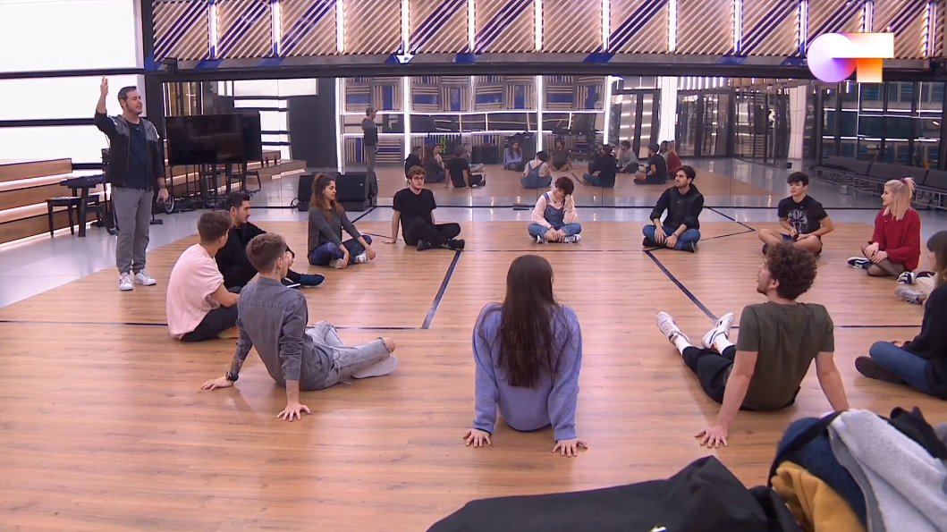 OT_Oficial's tweet photo. ¡@ivanlabanda propone a lxs chicxs jugar a un clásico de las clases de Interpretación! 🐺 ¿Quieres seguir en directo los misteriosos asesinatos de VILLA OT? 🔪 https://t.co/Wu2bwWrIil #OTDirecto8F https://t.co/CSt4cyAvNJ