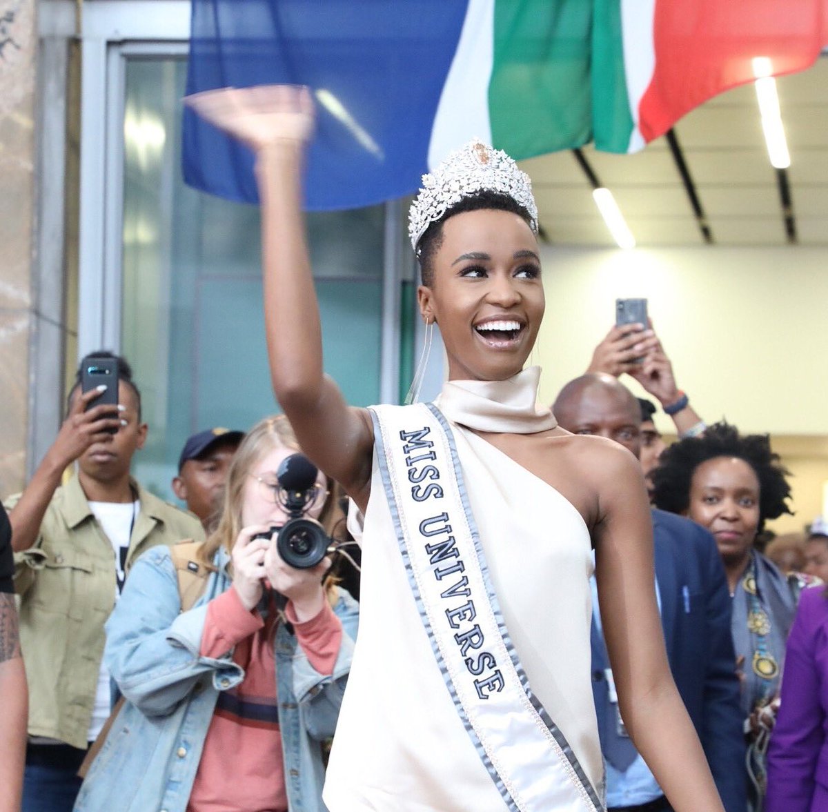 Welcome home Zozi 💃🏿 #ZoziComesHome #MissUniverse2019 #MissUniverse #SouthAfrican #TakeUpSpaceAndLead