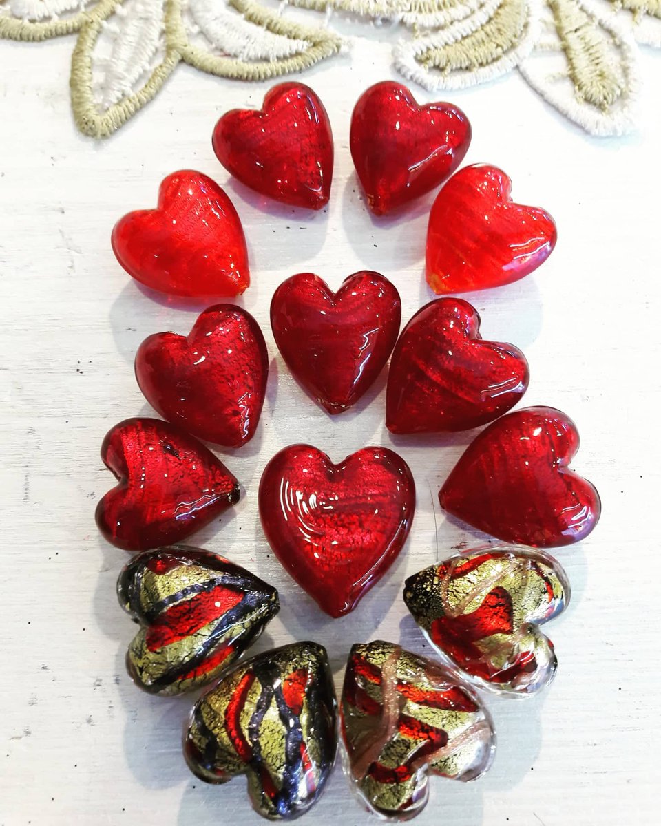 💗❤️😍🥳💝💖
#ValentinesDay is approaching!
Show you #LOVE with a #heart, even better with a red #MuranoGlass #jewel
#vetrofantasiamichelefuin #glassbeads #venetianbeads #beadwork #lampwork #beads #muranoartisan #venice #veniceartisan #vetrodimurano #perleveneziane #glassartisan