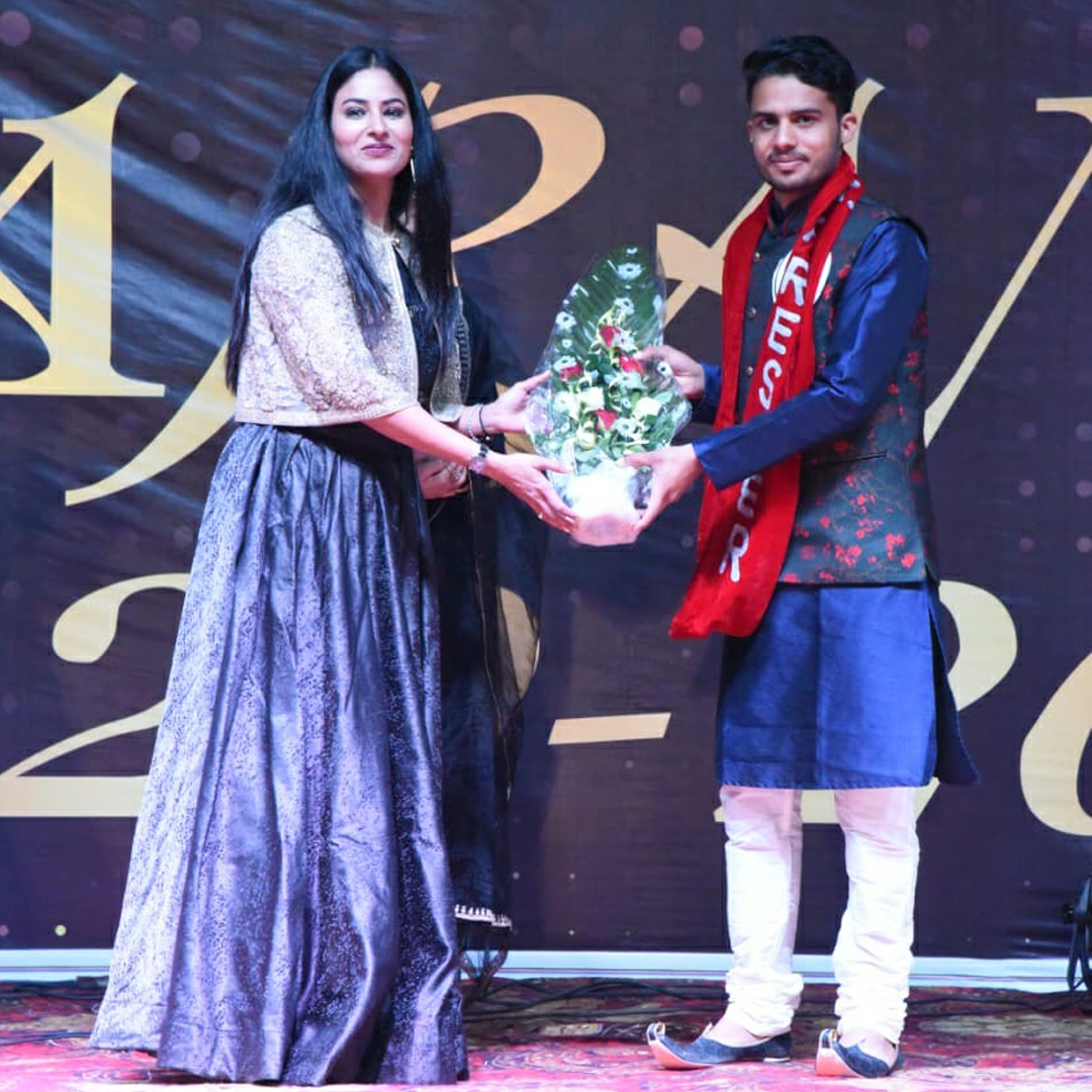 DrAnupamaSoni's tweet photo. On the occasion of the annual fest, Govt Dental College organized an event 'Tarang' where I was invited as the guest of honor. As a jury, I also judged Ms n Mr. Fresher and Ms n Mr. Post Graduate.
.
#DrAnupamaSoni #dental #dentalcollege #graduate #fresher #graduationevent https://t.co/eCLYJ84SEL