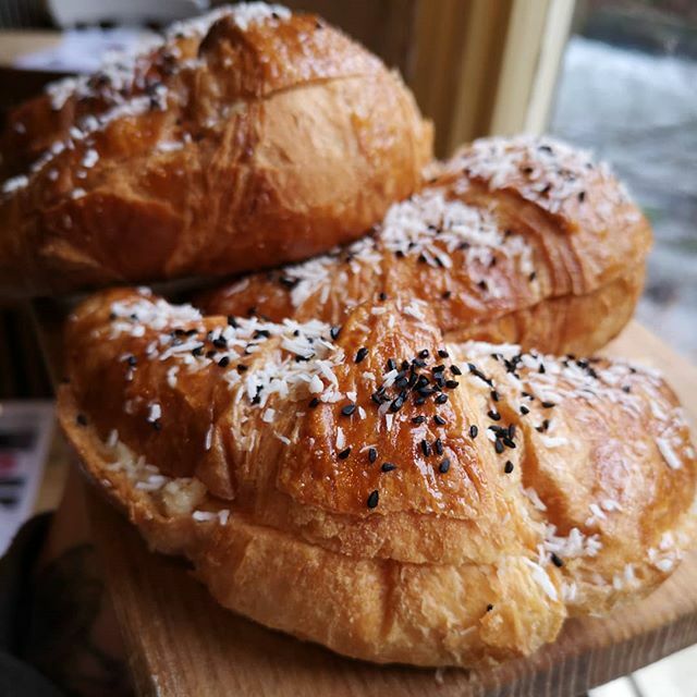 OffbeetRetreat's tweet image. Our latest sweet meets savoury adventure... Peshwari naan croissant! Filled with ground almonds, sultanas and coconut 💚 .
.
.
.
.
.
.
.
.
.
#vegan #veganlifestyle #veganfood #veganbreakfast #vegandaily #lovevegan #veganhampshire #offbeet #offbeetwick… ift.tt/2SanZPt