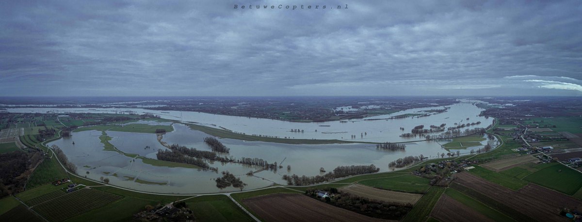 <a href="/OnzeWaal/">Onze Waal</a> <a href="/Rijkswaterstaat/">Rijkswaterstaat</a> <a href="/OmroepGLD/">Omroep Gelderland</a> <a href="/DeGelderlander/">De Gelderlander</a> @Talpaweer <a href="/weermanrobert/">➡️ Robert de Vries</a> <a href="/marcopverhoef/">Marco Verhoef</a> @MarcdeJongRTL <a href="/marjondehond/">Marjon de Hond</a> <a href="/whoebert/">Ir. Willemijn Hoebert</a> <a href="/WilliamHuizinga/">William Huizinga</a> <a href="/BVBinnenvaart/">BVBinnenvaart</a> <a href="/binnenvaart/">Binnenvaart</a> @pietsweer <a href="/Weerplaza/">Weerplaza.nl</a> <a href="/weeronline/">Weeronline</a> @RegRivierenland Hoog water in de Waal nabij de bocht van Heesselt