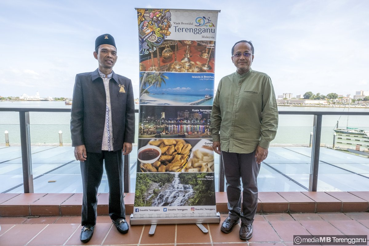 DrAhmadSamsuri's tweet photo. Berpeluang mengenali pendakwah terkenal dari Indonesia, Ustaz Abdul Somad dengan lebih rapat ketika makan tengah hari tadi.

Kami berbesar hati dengan kesudian Ustaz Somad ke bumi Darul Iman hari ini.

Terima kasih juga buat Al-Fadhil Ustaz Azhar Idrus kerana sudi bersama. https://t.co/qQcDvN8L1V