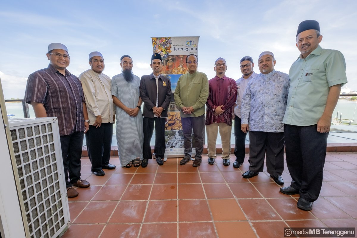 DrAhmadSamsuri's tweet photo. Berpeluang mengenali pendakwah terkenal dari Indonesia, Ustaz Abdul Somad dengan lebih rapat ketika makan tengah hari tadi.

Kami berbesar hati dengan kesudian Ustaz Somad ke bumi Darul Iman hari ini.

Terima kasih juga buat Al-Fadhil Ustaz Azhar Idrus kerana sudi bersama. https://t.co/qQcDvN8L1V