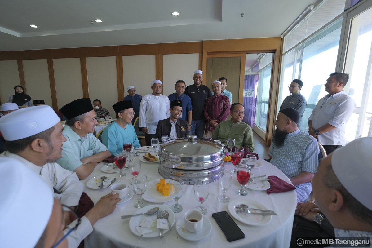 DrAhmadSamsuri's tweet photo. Berpeluang mengenali pendakwah terkenal dari Indonesia, Ustaz Abdul Somad dengan lebih rapat ketika makan tengah hari tadi.

Kami berbesar hati dengan kesudian Ustaz Somad ke bumi Darul Iman hari ini.

Terima kasih juga buat Al-Fadhil Ustaz Azhar Idrus kerana sudi bersama. https://t.co/qQcDvN8L1V