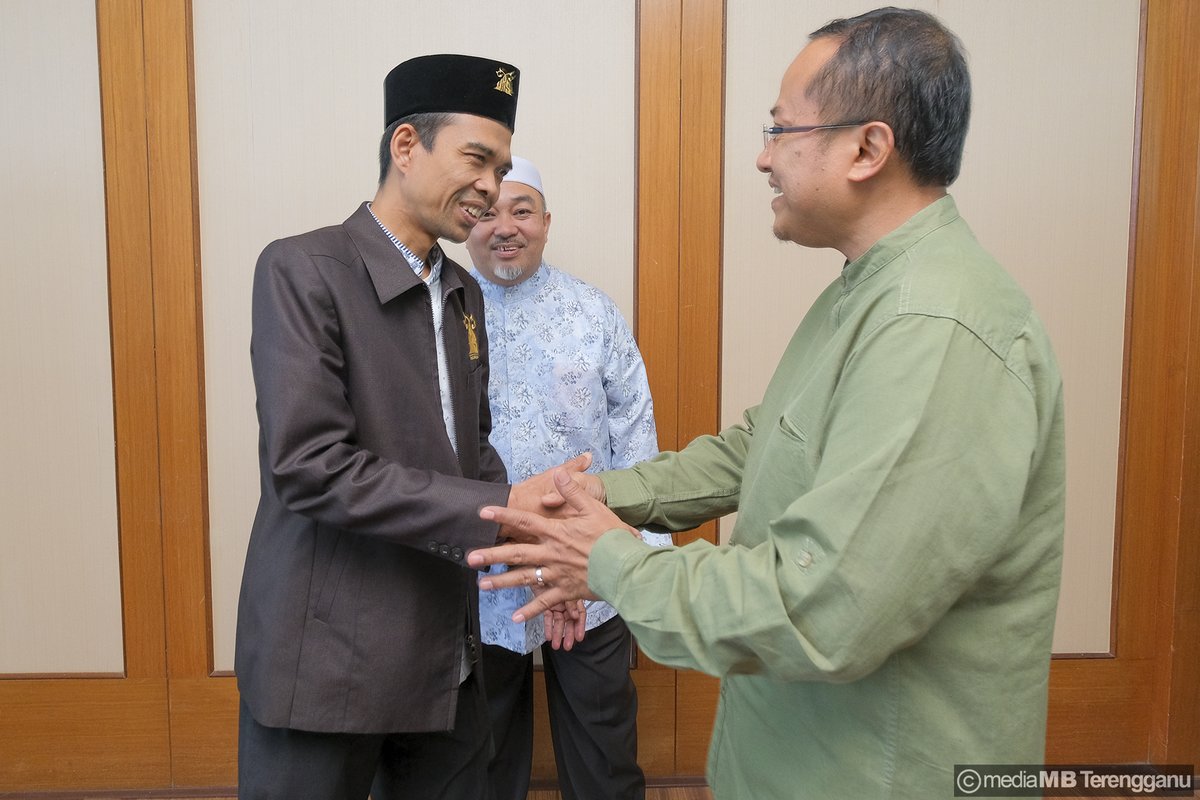DrAhmadSamsuri's tweet photo. Berpeluang mengenali pendakwah terkenal dari Indonesia, Ustaz Abdul Somad dengan lebih rapat ketika makan tengah hari tadi.

Kami berbesar hati dengan kesudian Ustaz Somad ke bumi Darul Iman hari ini.

Terima kasih juga buat Al-Fadhil Ustaz Azhar Idrus kerana sudi bersama. https://t.co/qQcDvN8L1V