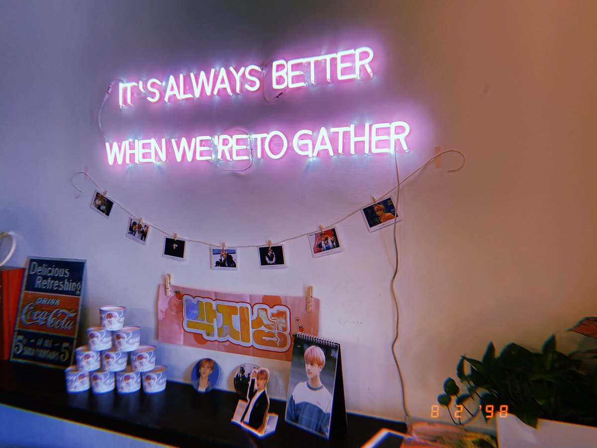coupsietaesies's tweet photo. the hot choco was too adorable I almost couldn’t bring myself to drink it;;;; thank you @pixiepwark #pixiepwark0205 for the cute jisung cafe 🥺🥰💚 https://t.co/A3mDxiTQmW